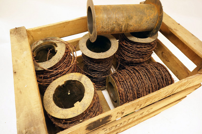 caja alambre espino.5rollos+1vacio.metal-madera 23xo14